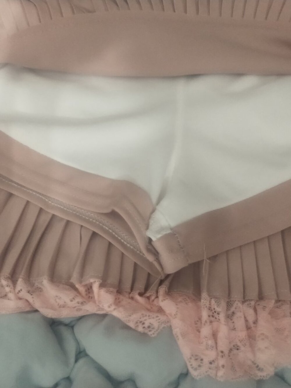 Light pink Double hem lace trim pleated skort - Picture 2 of 3